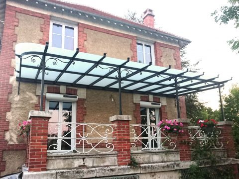Auvent-à-la-parisienne,-ossature-métallique,-motifs-en-fer-forgé,-verre-feuilleté-opale,--longueur-7,50m,-largeur-4,20-m