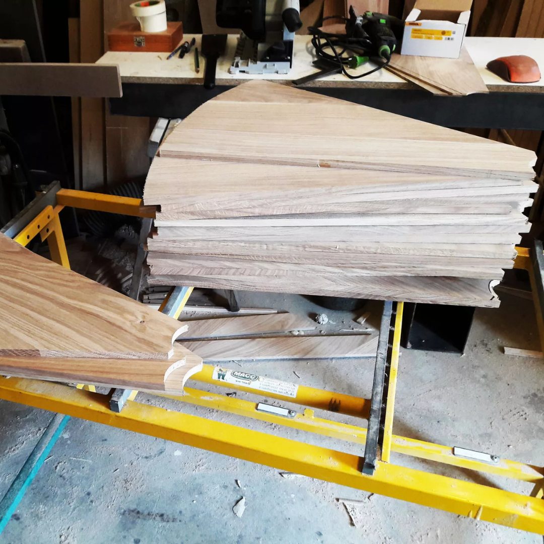 Passerelle-suspendue-avec-escalier-en-colimaçon-et-bibliothèque-5