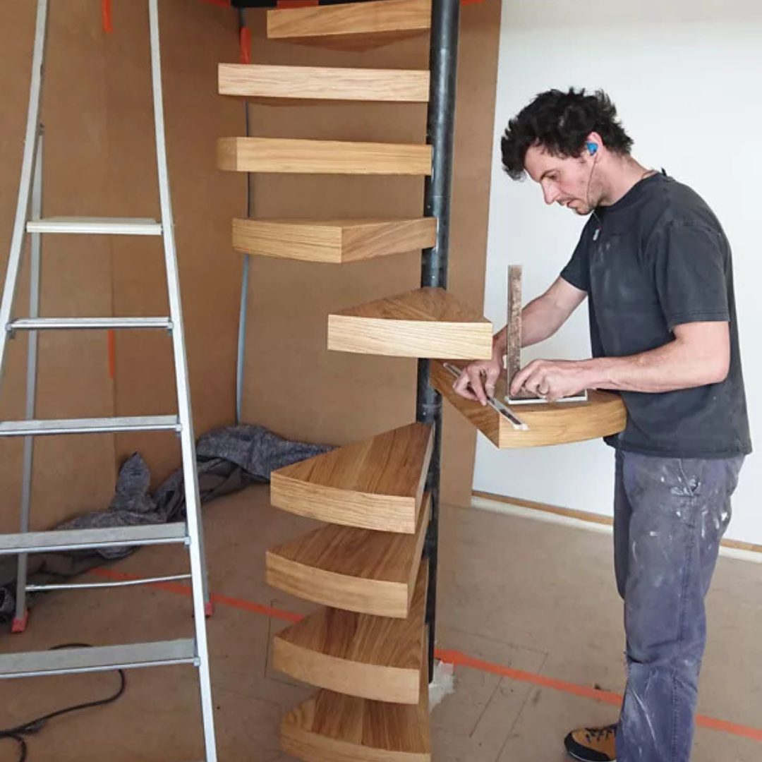 Passerelle-suspendue-avec-escalier-en-colimaçon-et-bibliothèque-9